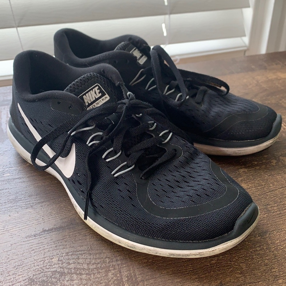 Black Nike Flex Runs